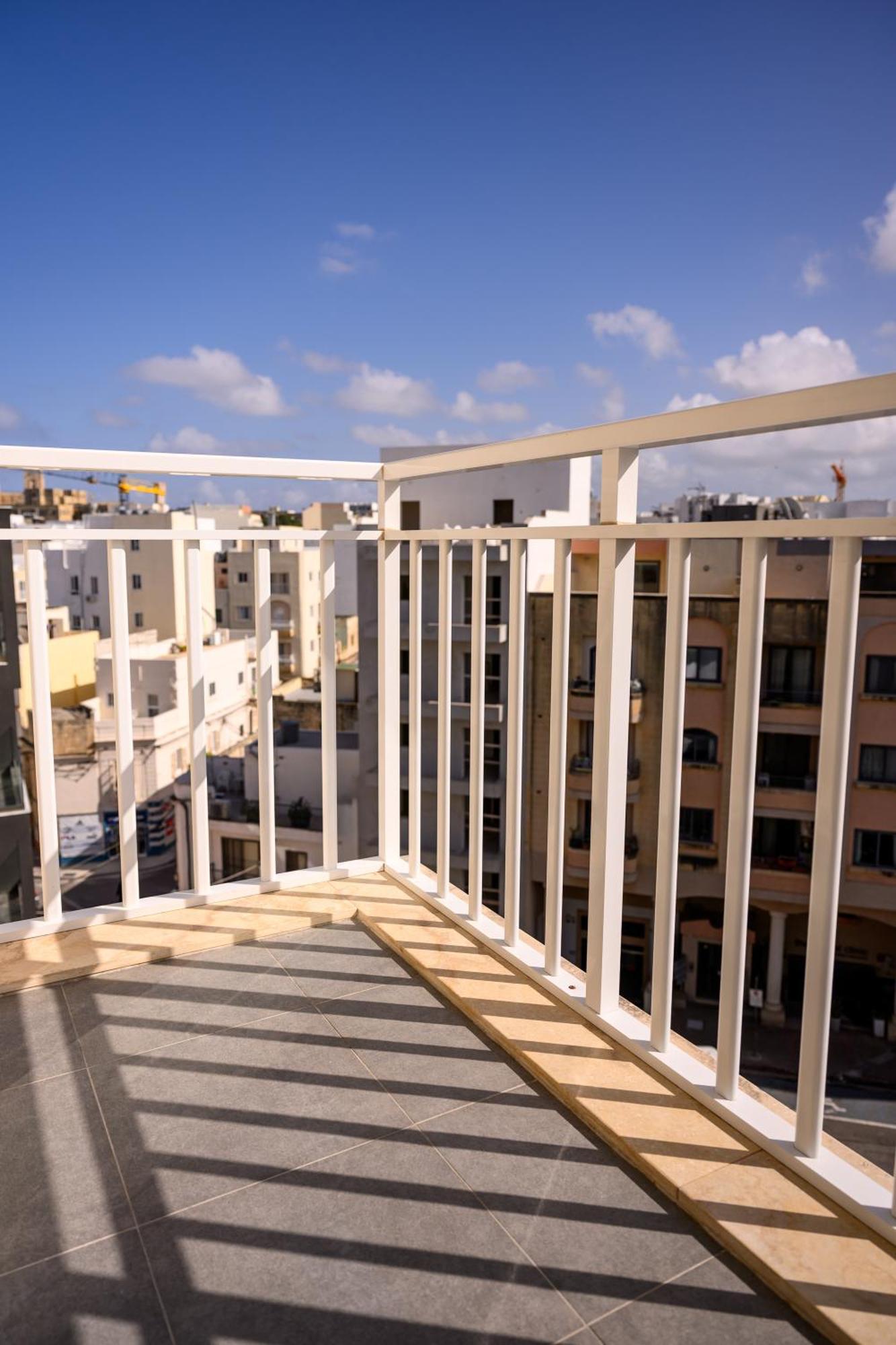 F11 3, Private Two Single Beds Shared Bathroom In Shared Flat * Msida