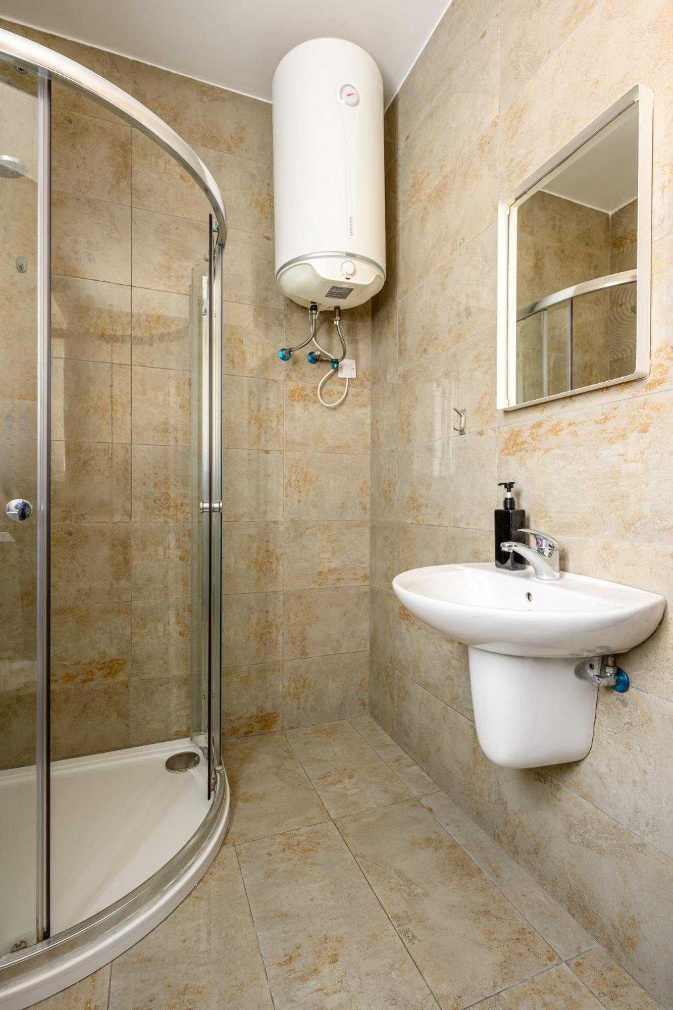 F11 3, Private Two Single Beds Shared Bathroom In Shared Flat