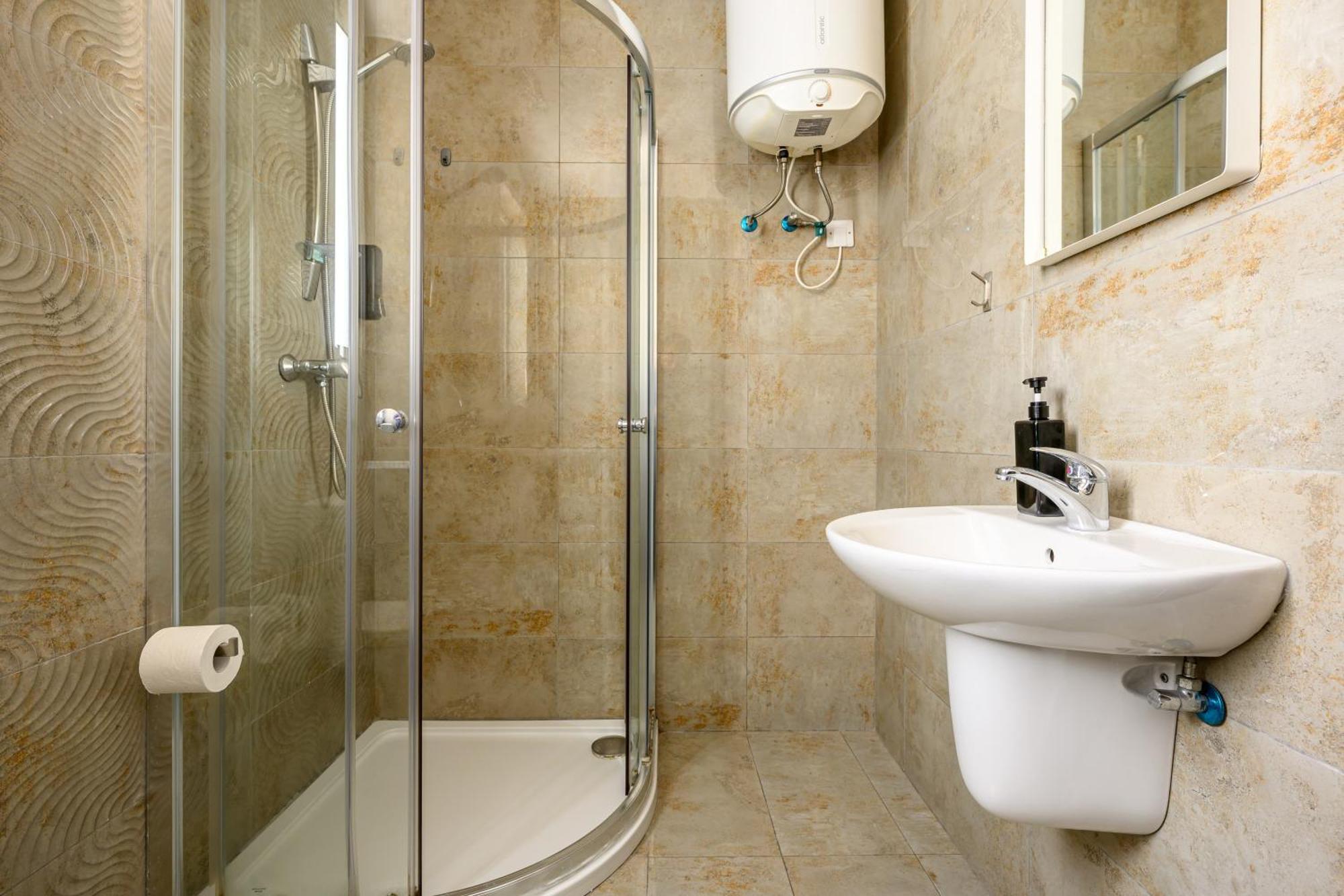 F11 3, Private Two Single Beds Shared Bathroom In Shared Flat Kwatera prywatna *