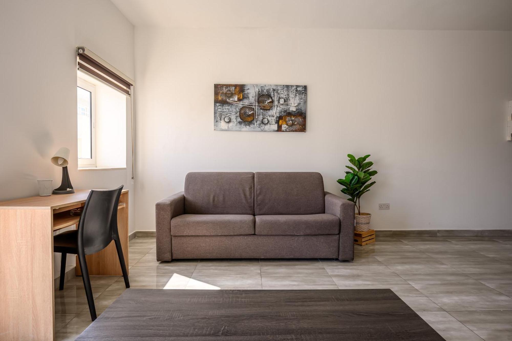 Homestay F11 3, Private Two Single Beds Shared Bathroom In Shared Flat *