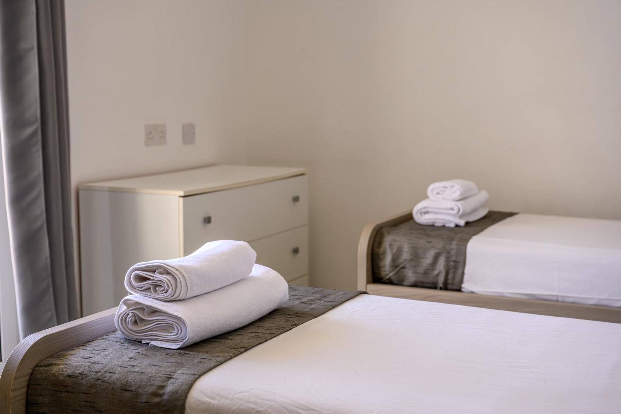 F11 3, Private Two Single Beds Shared Bathroom In Shared Flat Homestay Msida