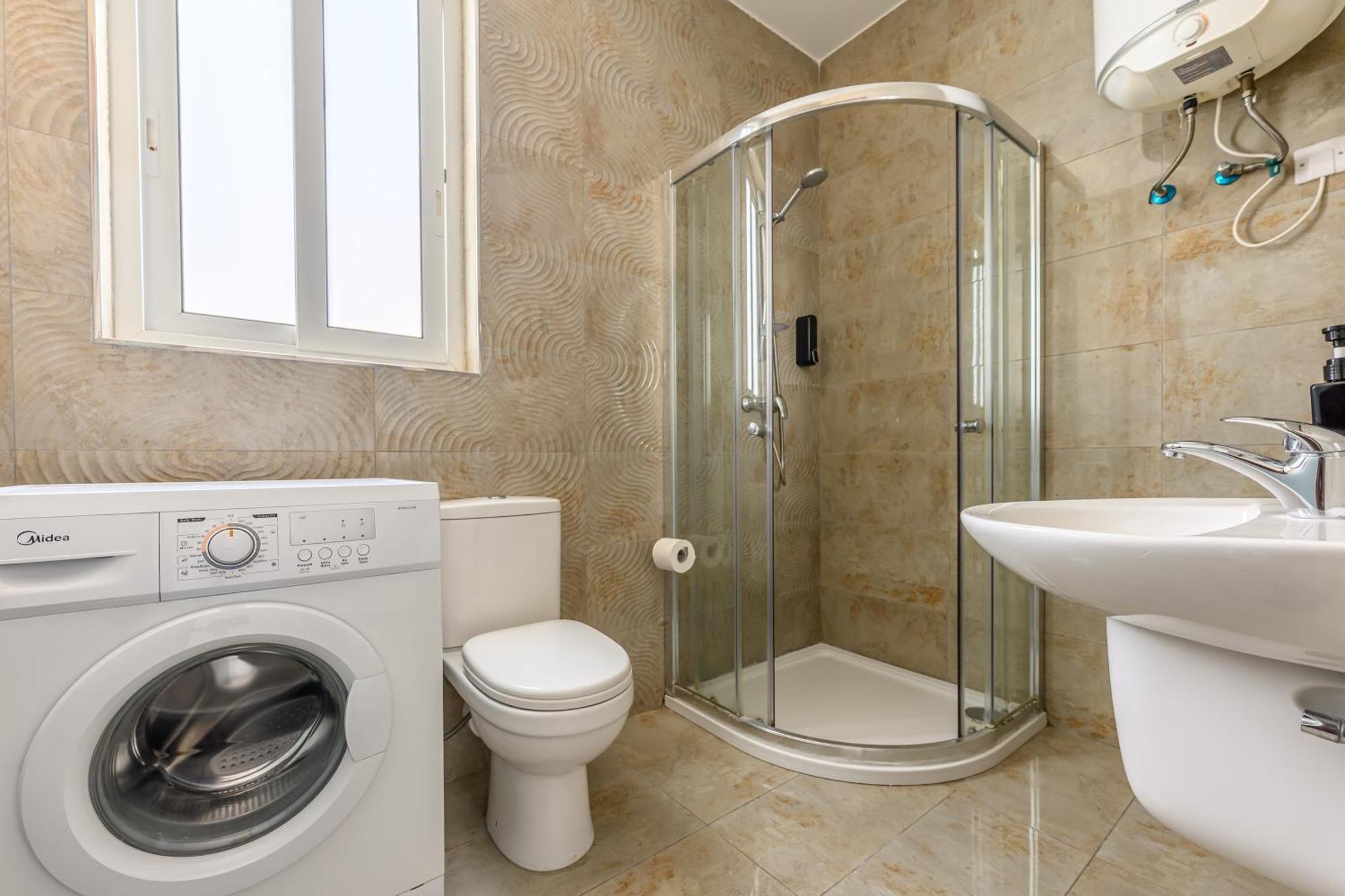 Homestay F11 3, Private Two Single Beds Shared Bathroom In Shared Flat Msida
