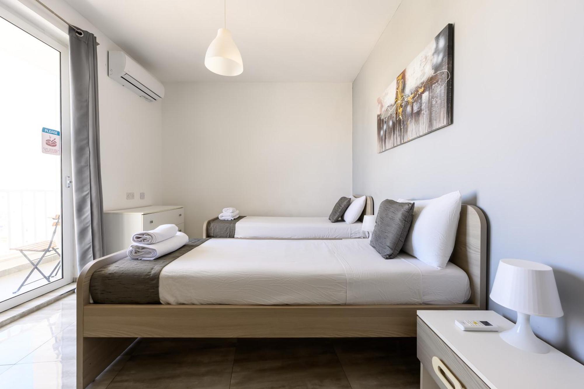 F11 3, Private Two Single Beds Shared Bathroom In Shared Flat *