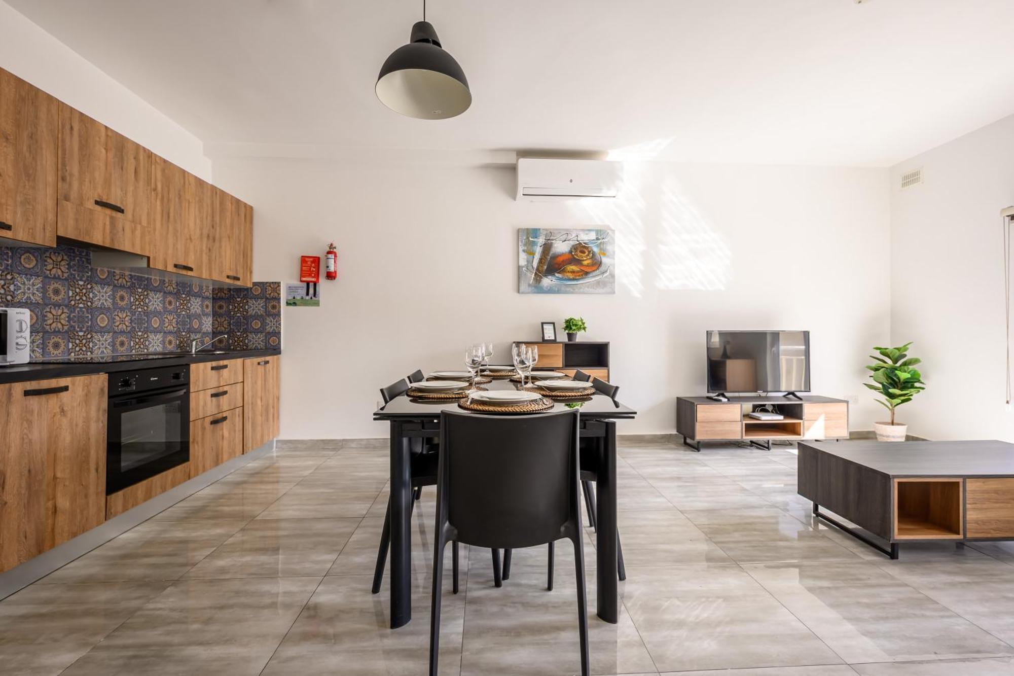 F11 3, Private Two Single Beds Shared Bathroom In Shared Flat * Msida