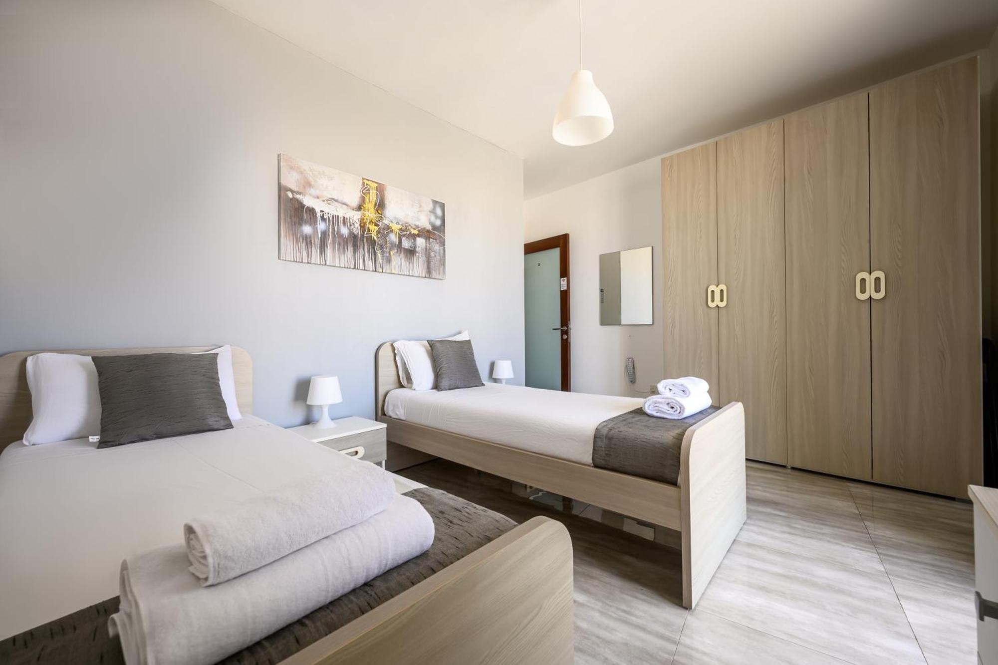 Homestay F11 3, Private Two Single Beds Shared Bathroom In Shared Flat