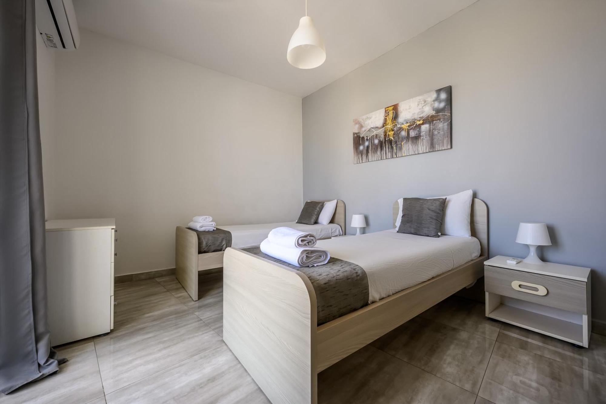 Homestay F11 3, Private Two Single Beds Shared Bathroom In Shared Flat Msida